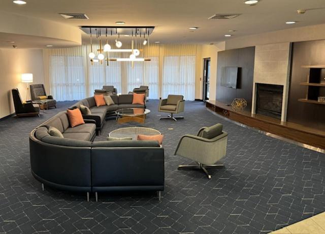 Courtyard By Marriott Kingston Hotell Exteriör bild