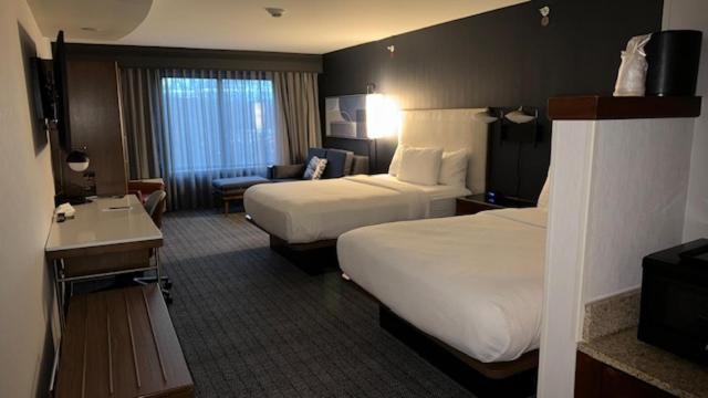 Courtyard By Marriott Kingston Hotell Exteriör bild