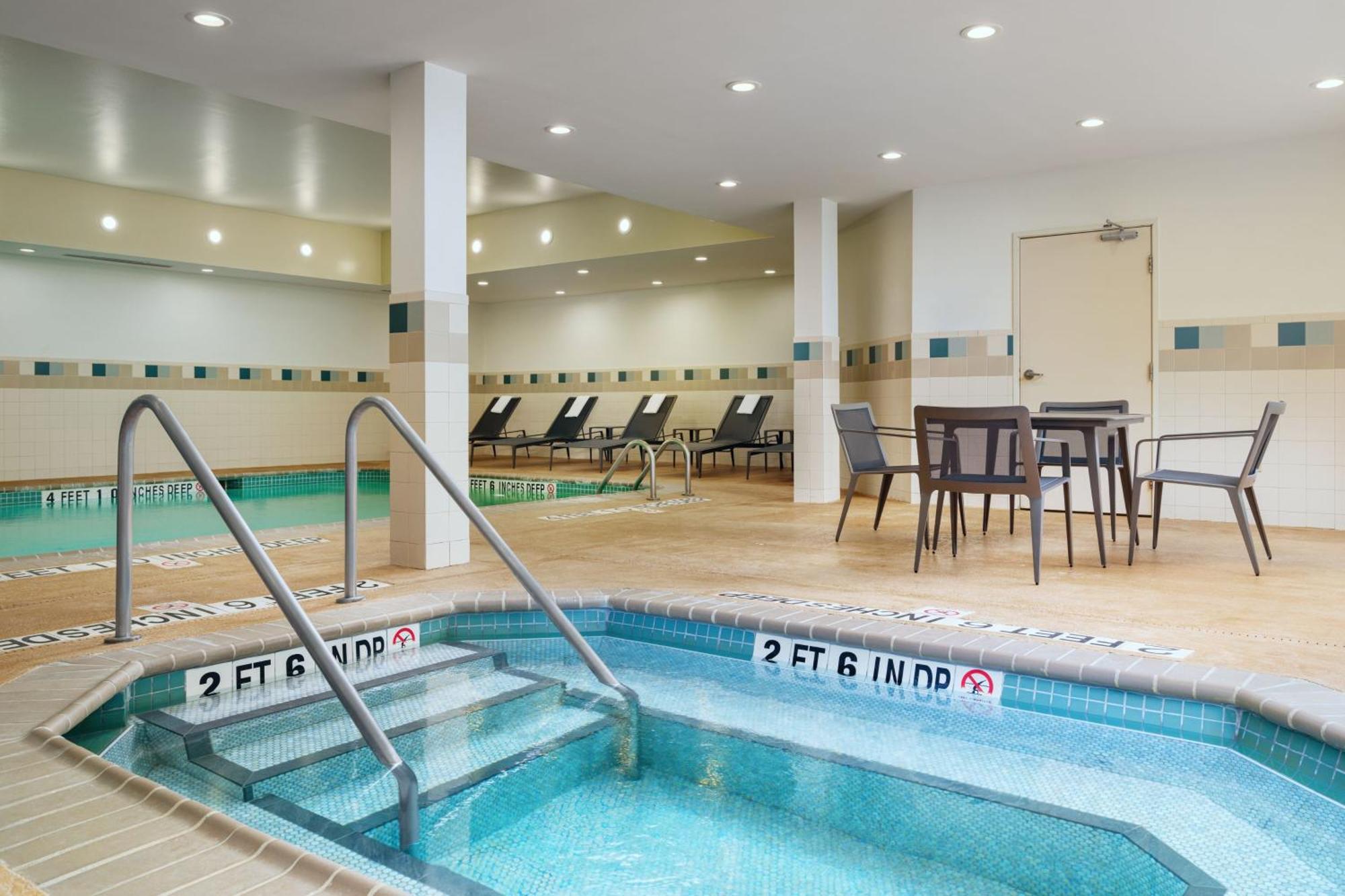 Courtyard By Marriott Kingston Hotell Exteriör bild