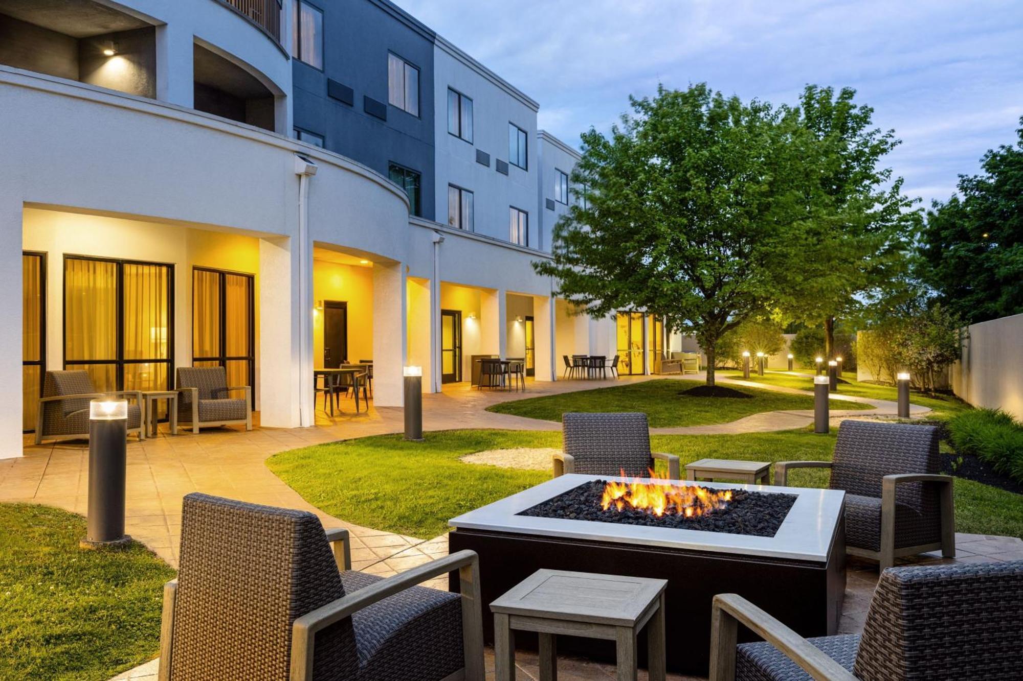 Courtyard By Marriott Kingston Hotell Exteriör bild
